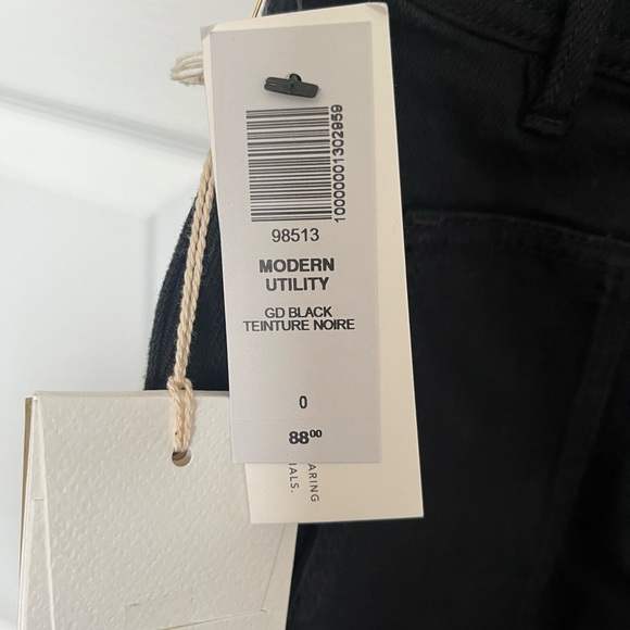 Aritzia Modern Utility Shorts in GD Black - Picture 3 of 3